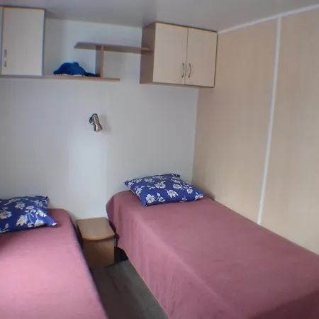 Mobilhome Dans Camping Kon Tiki Numero 5f04 Oasis * Saint-Tropez